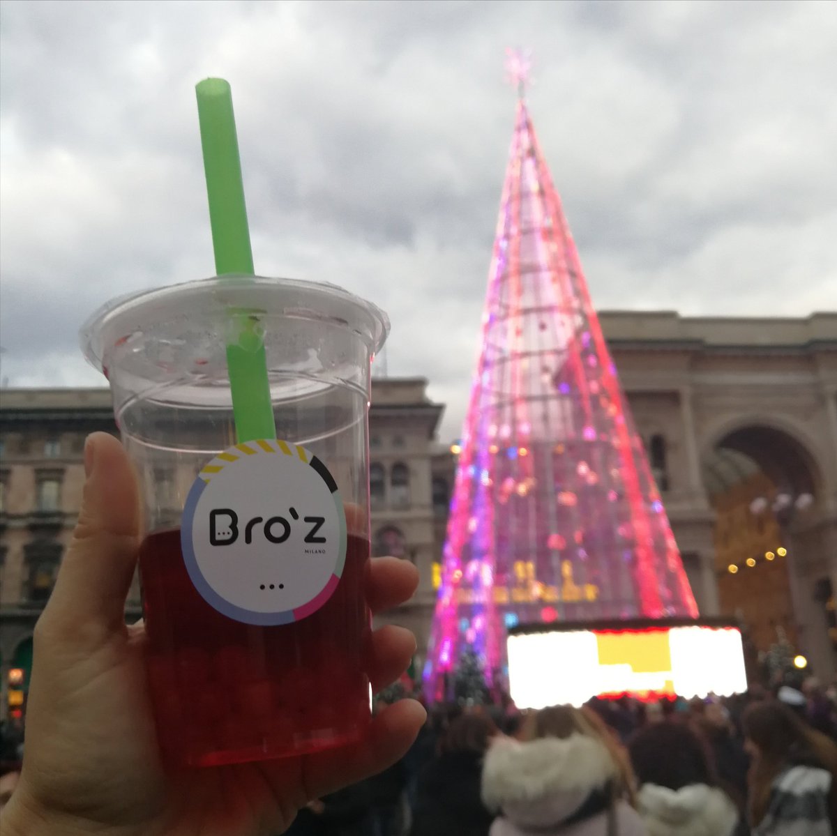 Natale si avvicina 🎄 Ultima domenica di shopping e regali e... bubbletea!! 🛍️🎁🥤
Ci prendiamo infatti  una pausa anche noi da domani e torniamo il 2 gennaio!! 😎 Oggi vi aspettiamo per i vostri Bro’ztea del ❤️!
#brozmilano #bubbletea #boba #weekend #christmasmood #christmas