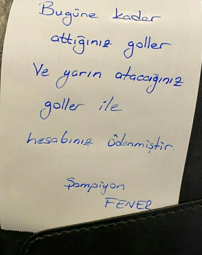 Vedat Muriqi, eşiyle birlikte gittiği kahvaltıda hesabı ödemek istediğinde bu not ile karşılaştı:

“Bugüne kadar attığınız goller ve atacağınız goller ile hesabınız ödenmiştir. Şampiyon Fener"