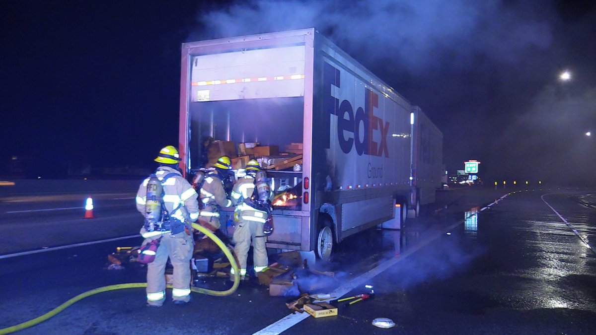 SoCountiesNews's tweet photo. Somebody is going to miss some #Christmas presents due to a #FedEx #Truck #Fire on the 57 freeway in #Fullerton https://t.co/tZRrgojqSw
