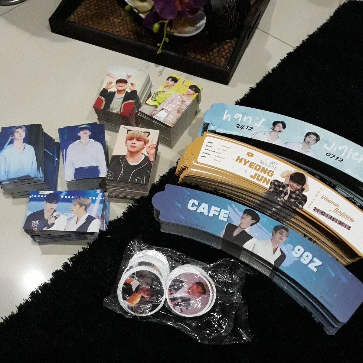 heseunsangie's tweet photo. Yooo INA One Its wait for me to come home~ i'll bring these all and distribute em in Jkt🤘🏻 https://t.co/rVaV0H5Nlz