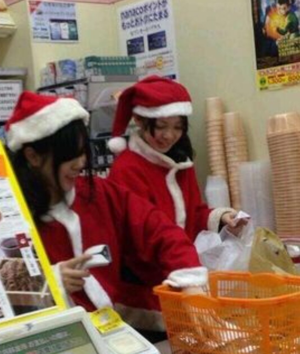 黒かどや コンビニやスーパーの店員さん全員がサンタ のコスプレをやりたくてやってる訳じゃないだろ やれって言われて嫌々やってる人も沢山いるだろ クリスマスにサンタのコスプレするなら雛祭りにはお内裏様やお雛様 端午の節句には金太郎のコスプレすれ