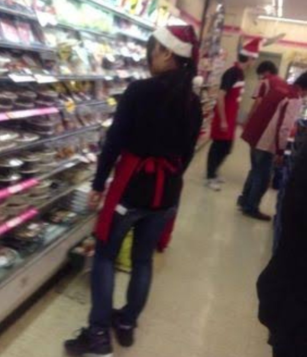 黒かどや コンビニやスーパーの店員さん全員がサンタのコスプレをやりたくてやってる訳じゃないだろ やれって言われて嫌々やってる人も沢山いるだろ クリスマスにサンタのコスプレするなら雛祭りにはお内裏様やお雛様 端午の節句には金太郎のコスプレすれ