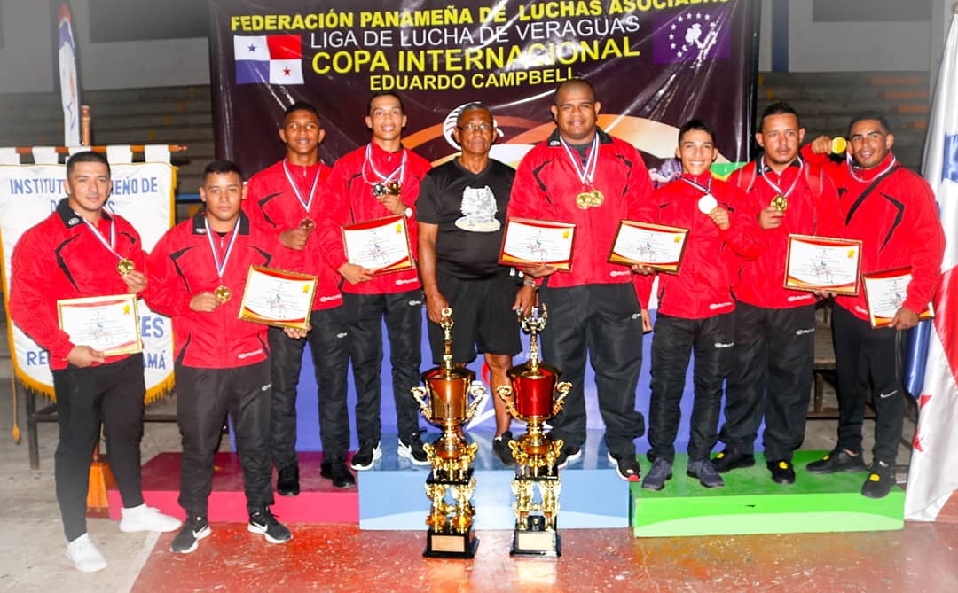 fedeluchapa's tweet photo. ¡Dominio!💪 El equipo de la Policía Nacional por equipo ganó la categoría masculina, con 100 puntos en el estilo grecorromano y el libre con 85 puntos.

En la categoría grecorromana, Veraguas fue segunda con 65 puntos y Chiriquí tercero con 55 puntos.

#Veraguas #Panamá #Lucha https://t.co/kqKesla6Cs