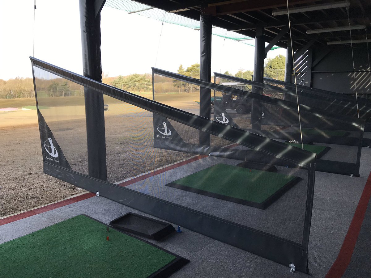 LeeHayward9's tweet photo. With golf courses being a little wet & closed there’s nothing better for the golfers out there, than hitting some balls on the range @broomemanorgolf 👌🏼👌🏼🏌🏼♂️🏌️♀️
#winterpractise
#familypractise
#freshair
#Swindon https://t.co/gjbQ0ISnSU