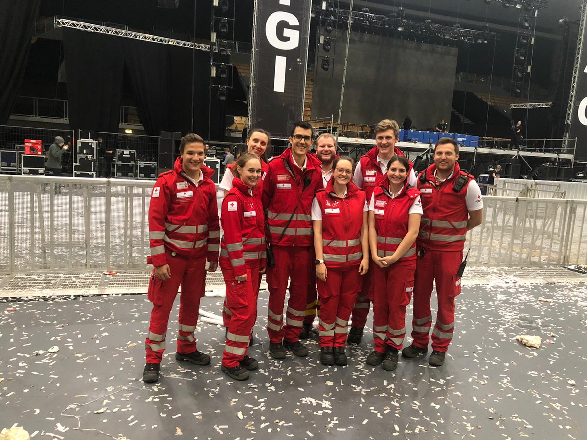 IbkRotes's tweet photo. Auch in der längsten Nacht des Jahres versah das Rote Kreuz Dienst. Zusätzlich mit 10 Sanitäterinnen in der Olympiahalle bei Gigi d`Agostini
https://t.co/AjK6oZmDXg https://t.co/1wkVYAIUru