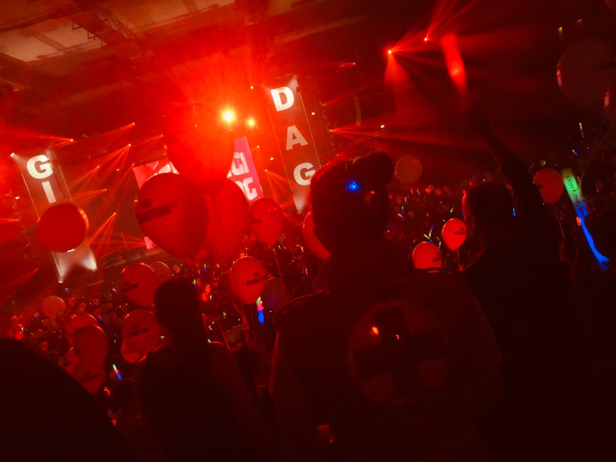 IbkRotes's tweet photo. Auch in der längsten Nacht des Jahres versah das Rote Kreuz Dienst. Zusätzlich mit 10 Sanitäterinnen in der Olympiahalle bei Gigi d`Agostini
https://t.co/AjK6oZmDXg https://t.co/1wkVYAIUru