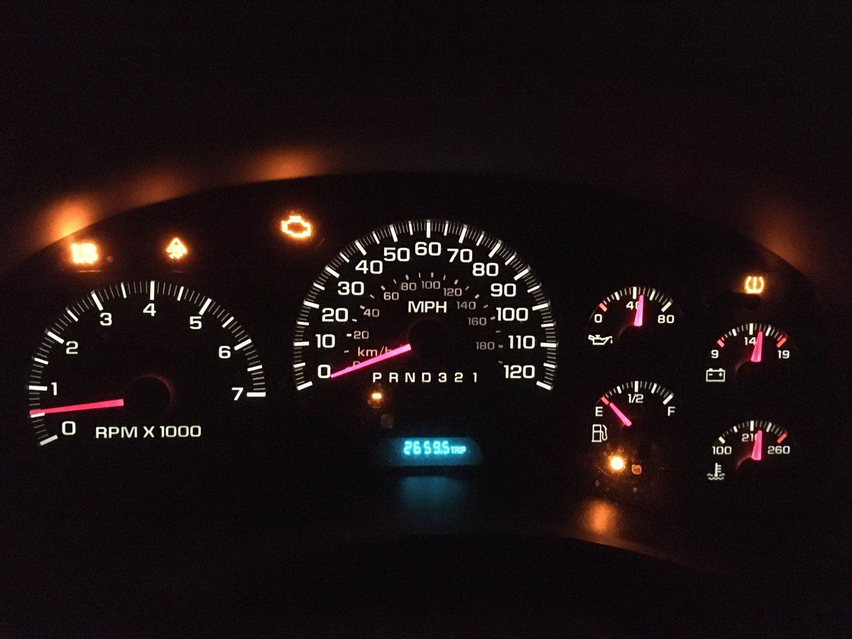 ErinTay91's tweet photo. When your car lights up for Christmas too... 🙄 https://t.co/5TWQnExU2S