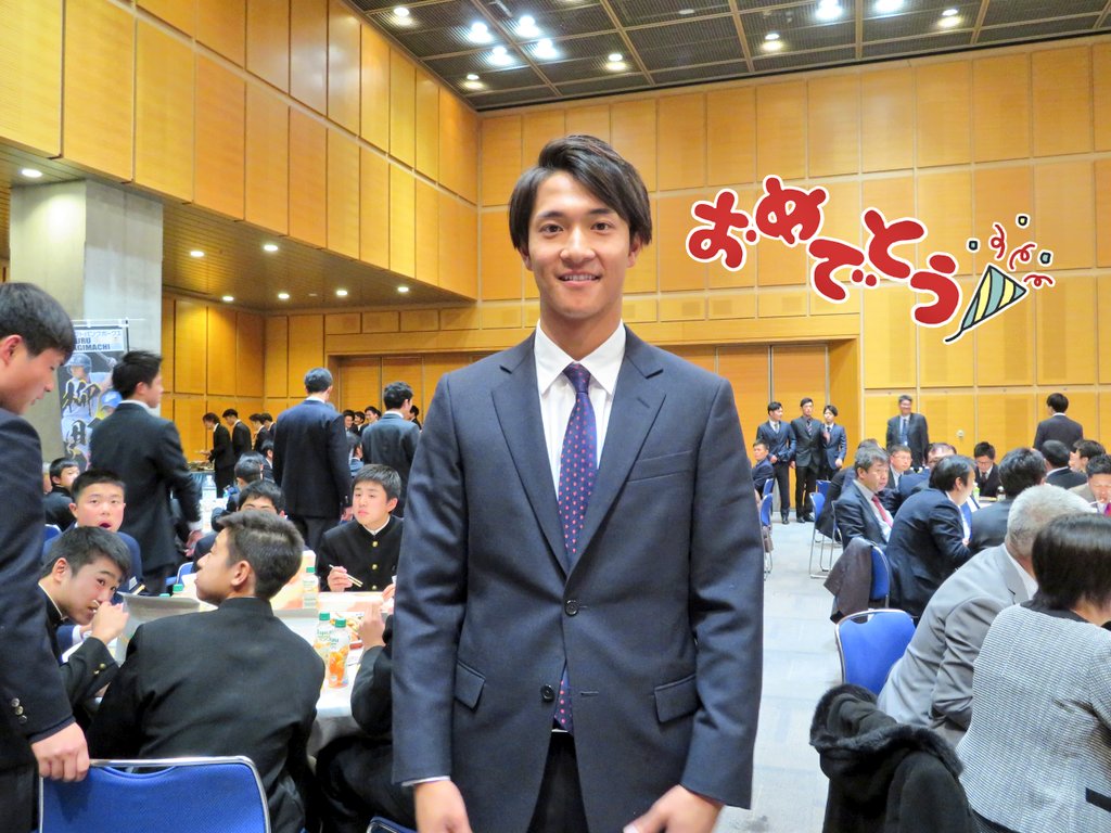 025Taku31's tweet photo. 取手シニア4期、柳町君の激励会本当に楽しい夜でした💕既にプロ野球で頑張ってるオリックスバファローズ根本薫君の姿も。他にも沢山皆の笑顔が最高でした。縁あり学童からずっと観てきた選手です。これからも応援してます！がんばれー✊‼️
#sbhawks
.#柳町達
福岡ソフトバンクホークス入団激励会 https://t.co/6Uxe6gIjip
