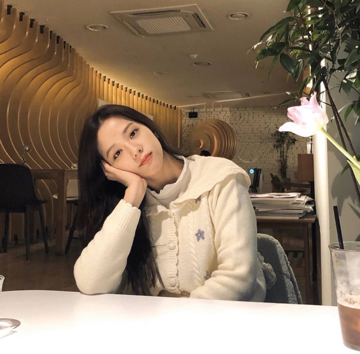 ttwistty's tweet image. ดอกไม้ยังสวยไม่เท่าคุณเลยค่ะ 💕 #JISOO