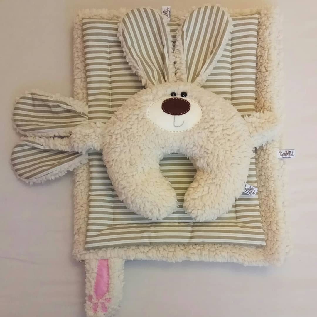 TentiHandmade's tweet photo. A kedvenc Tenti nyakpárna baba takaró és párna szettel együtt is rendelhető. A párnán fülek, a kis takarón nyuszi tappancsok bújnak elő. #tenti #tentihandmade #handmade #ajándék #cuki #takaró #füles #tappancsok https://t.co/sJonkfHZhP