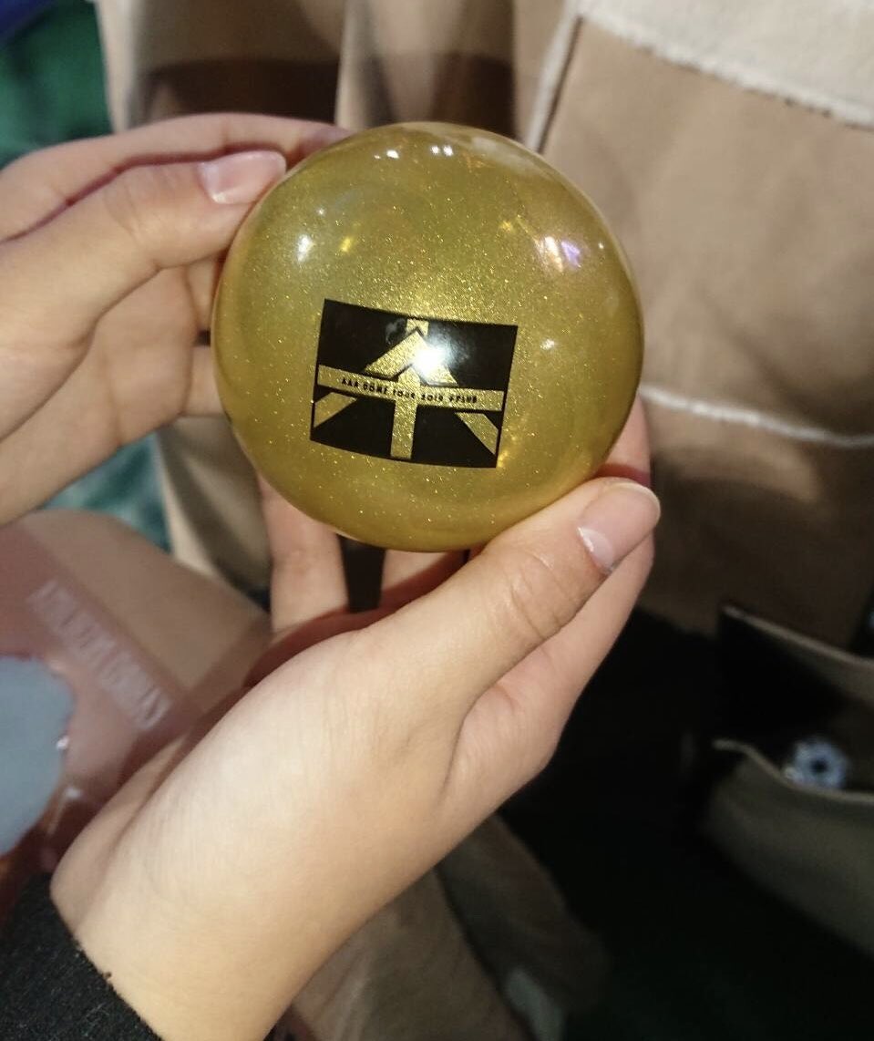 yu24s2aaa's tweet photo. そして自名義でドームでは初のアリーナ席。
トロッコでにっしーからボールをもらいました😭
前、横、後ろの席の人がにっしー推しだったから誰に狙い投げしたのかは微妙だけど、オーラスでアリーナ席、ボールが取れるという最高の思い出ができました。
いっしょに参戦してくれたかなちゃんありがとう🙇‍♀️ https://t.co/KbzSFzfXdu