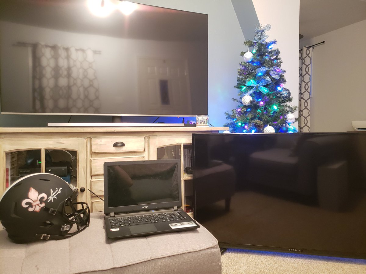 DavidLondon_PCW's tweet photo. The calm before the storm that is championship Sunday. Happy #FantasyFootballChampionship everyone #FantasyFootball #football #justwin #ravensallday #lamarallday #lamarjackson https://t.co/ZmwY9DHmEG