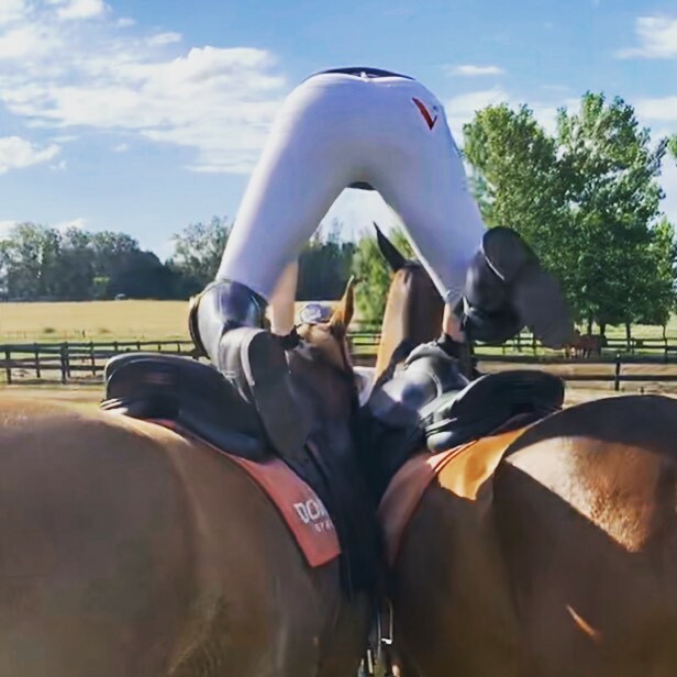🛫 A hilariously-timed photo of the pony change between chukkers! The @vakiano.artisans whites holding up with the flying V*! Thanks to my skilled squad of @magualpoloclub grooms for holding my ponies in place to ensure I have a departure and a landing :) .
.
.

#polo #polopl…