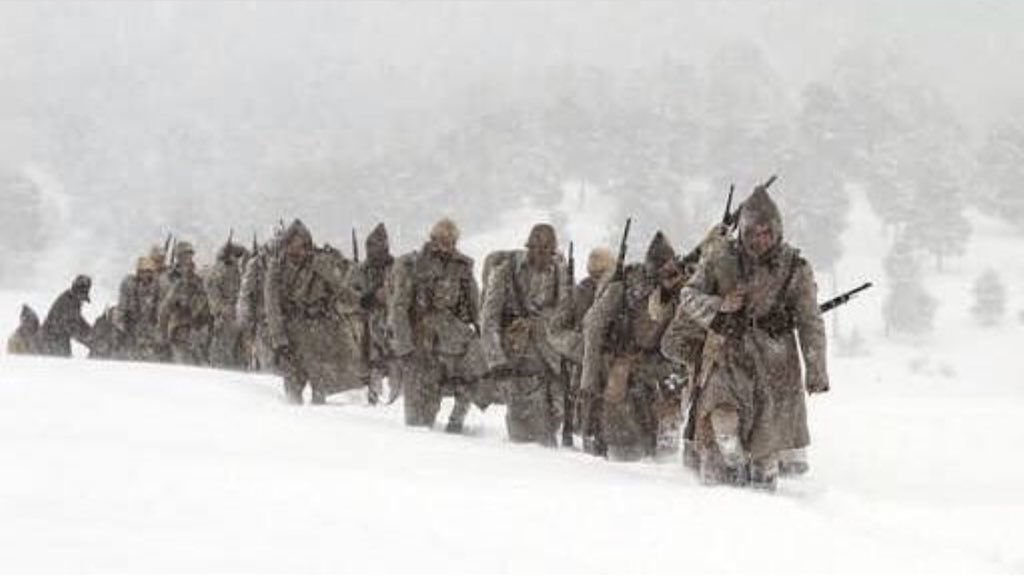 "Eş hele bir dağları örten karı:
Ot değil onlar, dedenin saçları!
Dinle: şehit sesleridir rüzgârı!"
Mehmet Akif Ersoy

105 yıl önce #Sarıkamış’ta tarihi dondurarak yazdıkları beyaz destan ile vatan topraklarını düşman işgalinden kurtaran şehitlerimizi saygı ve rahmetle anıyoruz.