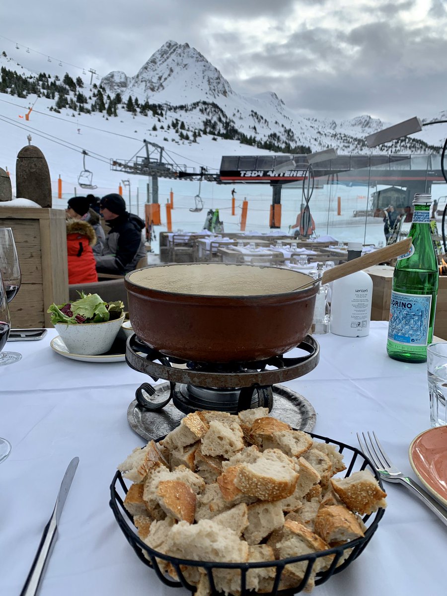 cecile2menibus's tweet photo. Rien.... enfin!!!..  #bonheur #ski #fondue https://t.co/rCQ8Gw9Wul