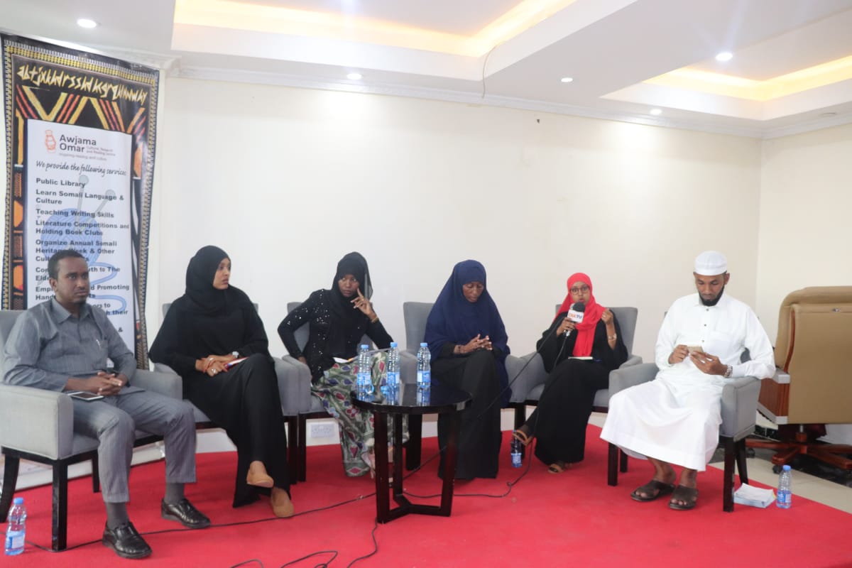 SamiaNour8's tweet photo. Waxa gaban gabo ku dhow madal mantay looga hadlayay Guurka qudbasirada iyo dhibatoyinkiisa.waxa so agasimay Xamdi Ali @Hamdialifarah2 xarunta Awjamac ayaa garab ku siiyay qabsomo.@AwjamaOrg @AwakeningKaKaca https://t.co/lYmm2KEA3B
