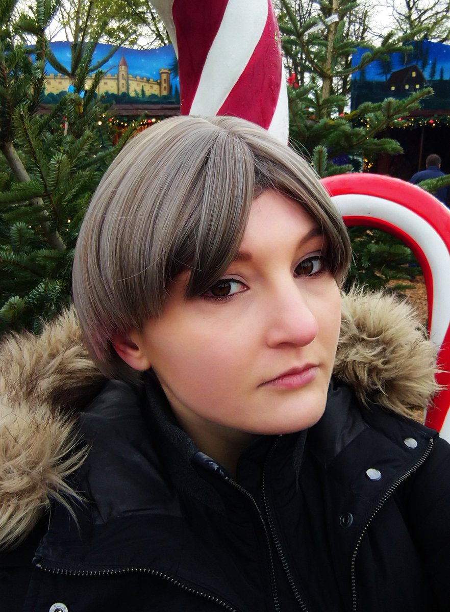 Und weiter geht es:
Joana ist seit Herbst neu mit dabei und spielt im nächsten Stück den Eigencharakter Jim J.
Wir wünschen einen wunderschönen 4. Advent
🕯️🕯️🕯️🕯️