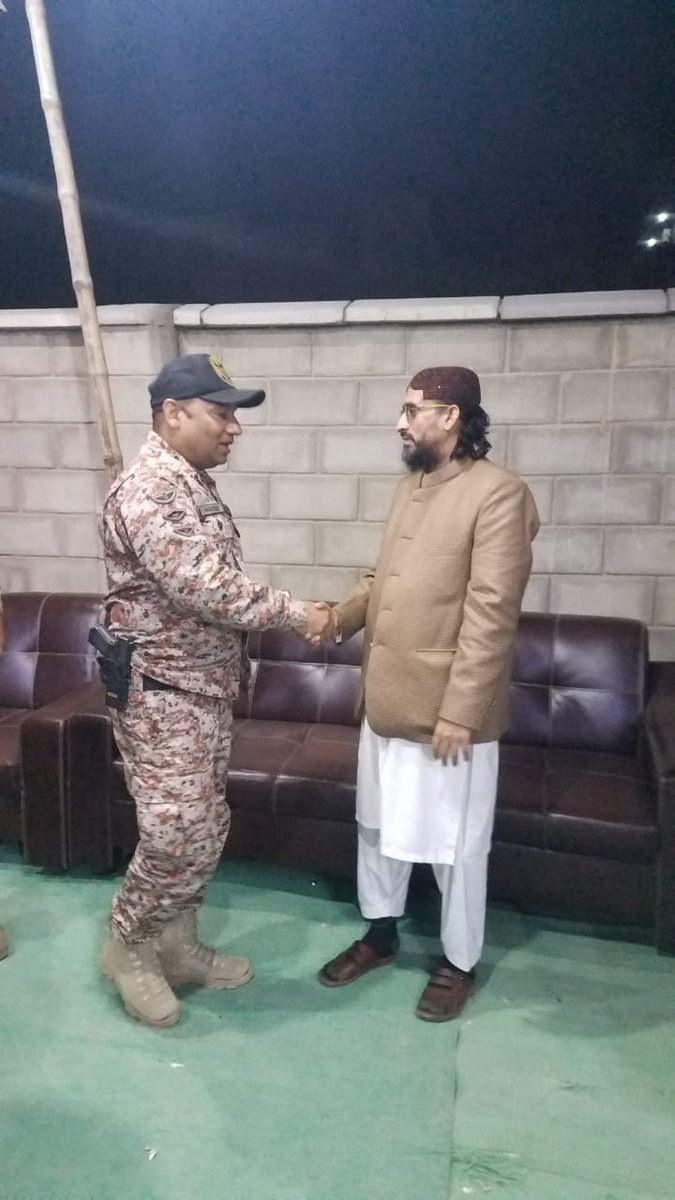 ZaynReza4's tweet photo. High-ranking Rangers personnel meet Takfiri leader Aurangzaib Farooqui of banned #SipaheSahaba in Karachi at his father's funeral.
#PakistanZindabad #BANASWJ https://t.co/aw7dXS0Ttd