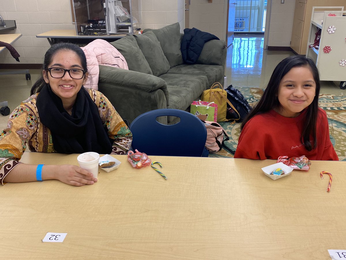 AllisonSwanger's tweet photo. We had so much fun in advisory celebrating winter and the end of the 2nd nine weeks. #tvwmsgobig https://t.co/Nyib1P225E