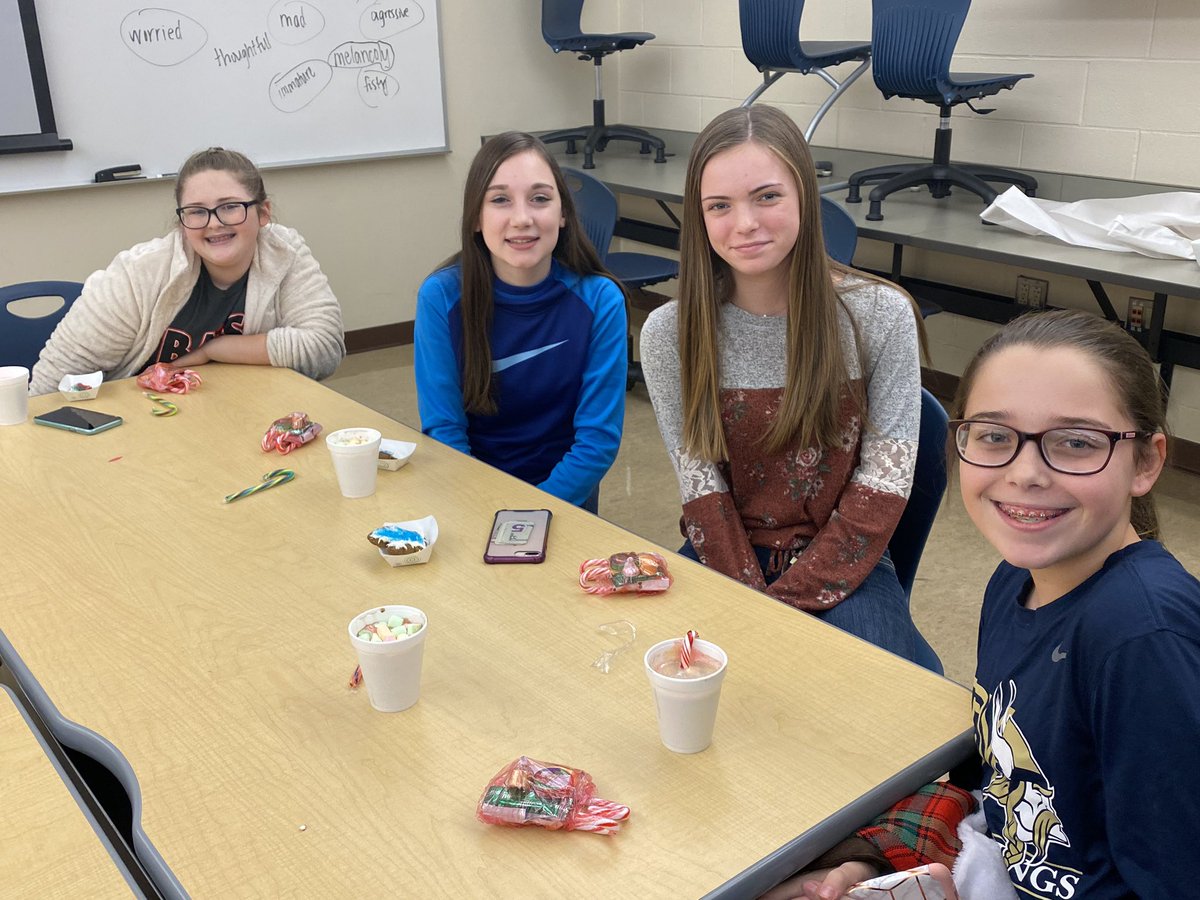 AllisonSwanger's tweet photo. We had so much fun in advisory celebrating winter and the end of the 2nd nine weeks. #tvwmsgobig https://t.co/Nyib1P225E