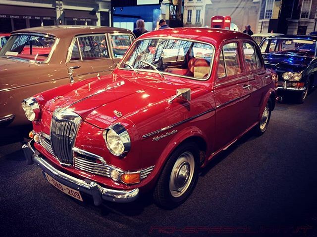 NoSpeedLimit_it's tweet photo. #rileyonepointfive #SoBritish #Bruxelles 
@AutoworldBxl
Nell'epoca dalla #Brexit, una esposizione sotto il segno della #UnionJack 🇬🇧 nella "capitale" d'#Europa 🇪🇺 appare quasi autoironica. Full report here! https://t.co/nzm1D6uoLC https://t.co/2c2I4YhiYz https://t.co/inFiwG3jsW