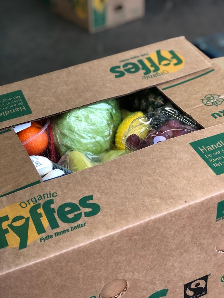 ArthurDavidFWS's tweet photo. *THANK YOU to the volunteer staff today for packing over 550 staff hampers!* Each year we donate a turkey π¦ and the fruit/veg π₯ π needed for Christmas Day. This a just a little something we can give back to our staff and take the pressure off over Christmas π₯°π#leaveitwithus https://t.co/0rKgMNbJU6