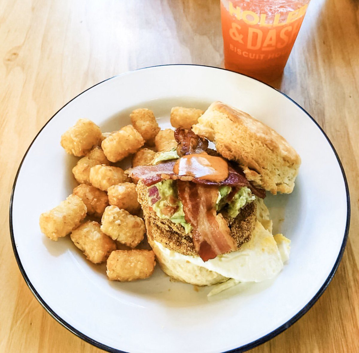 Take a break from the holiday madness and brunch with us! You’ll be glad you did. 🎁 
[📷: @hayleys_healthy_habits]