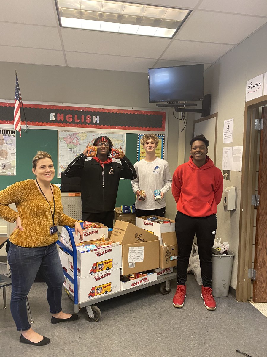agcolonials's tweet photo. AGHS students collected food as part of their community service hours for their senior portfolio 👏🏼👏🏼👏🏼 #aghs #agcolonials #colonialkindness #agpride #helpothers #communityservice https://t.co/IFa0c2un0A