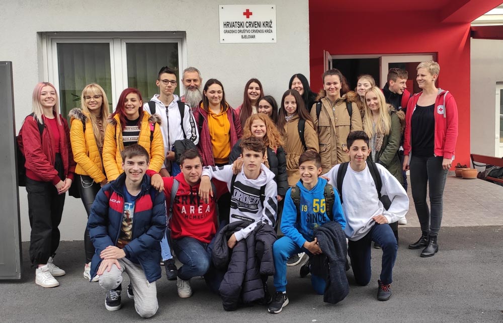 UČENICI I UČITELJI HUMANITARCI 
Tri humanitarne akcije KTŠ-a uoči Božića
Ove godine ponovo su se uključili svi učenici i zaposlenici i pokazali veliko srce i spremnost na pomaganje
bit.ly/34QGATv