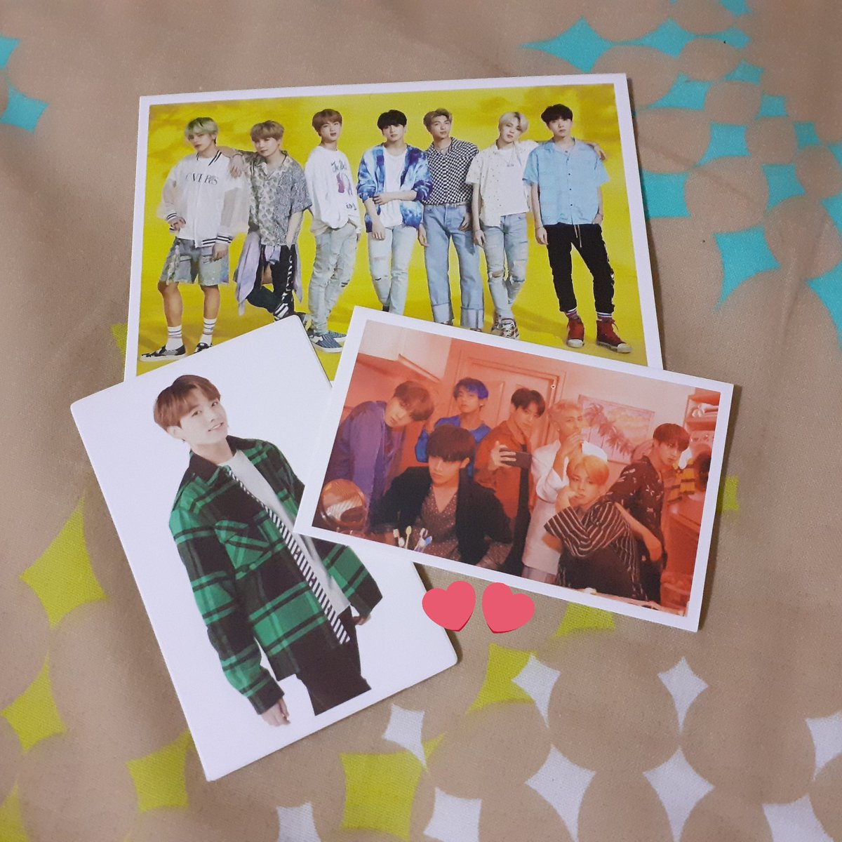 pinksoul97's tweet photo. Thank you so much to @joleyn_tan and Kuaena/Army from #FallInYouPJM19 that gave me BTS freebies at Love, Poem yesterday. It's funny how Army recognized Army and gave freebies there yesterday 😂 Thank you so much 💜 You guys are amazing~ (my friend took 1 pc, 1 sticker 😂) https://t.co/51GfEnUjWT