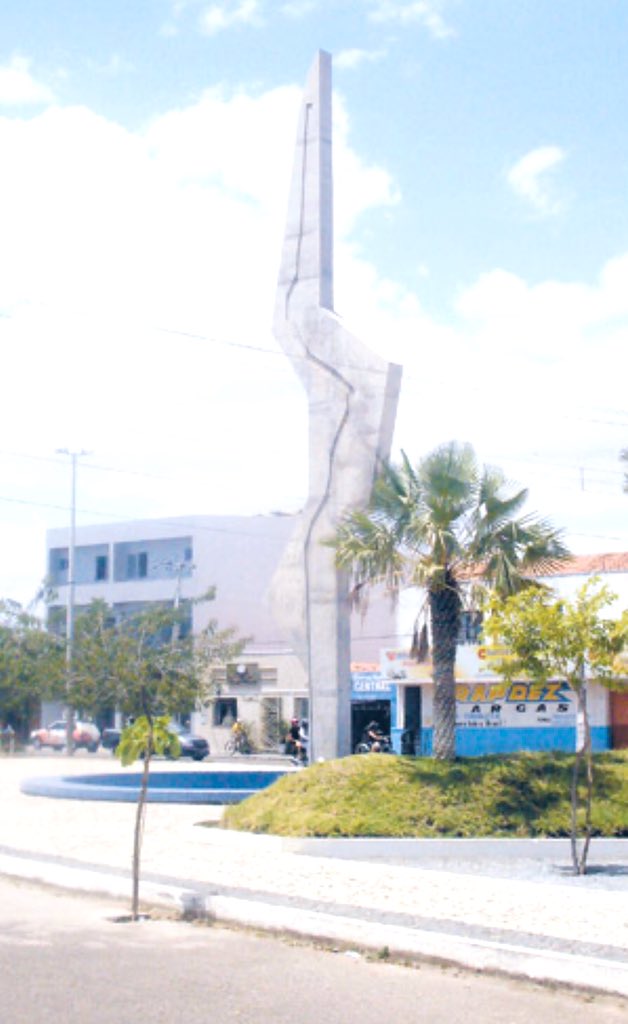 jurandifrutuoso's tweet photo. Já em #CRATEUS na casa da minha amiga/irmã DJECA (dra.Mª de Jesus). Monumento na Praça Gentil Cardoso, marca a passagem da Coluna Prestes. Projeto do arquiteto Oscar Niemeyer. Foto: Silvania Claudino. https://t.co/n0wtB9PfOt