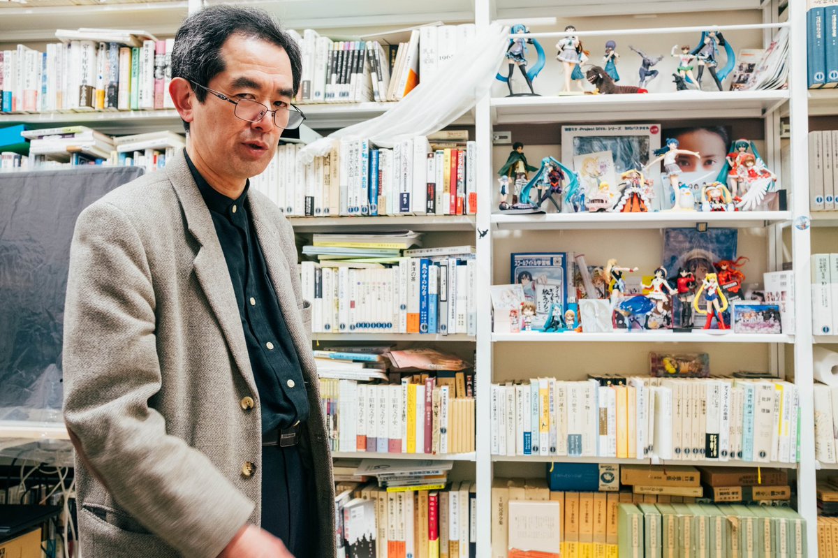 DOGOGO_tgu's tweet photo. ［取材報告］
学芸大国語科の千田研究室にお邪魔させていただきました！貴重なお時間を割いていただきありがとうございます。
お部屋には何やら不思議なものが…？👀
千田先生ワールドが皆さんの好奇心を駆り立てます！記事の配信をお楽しみに🙌
#千田洋幸 #DOGOGO https://t.co/l9syihDdDL