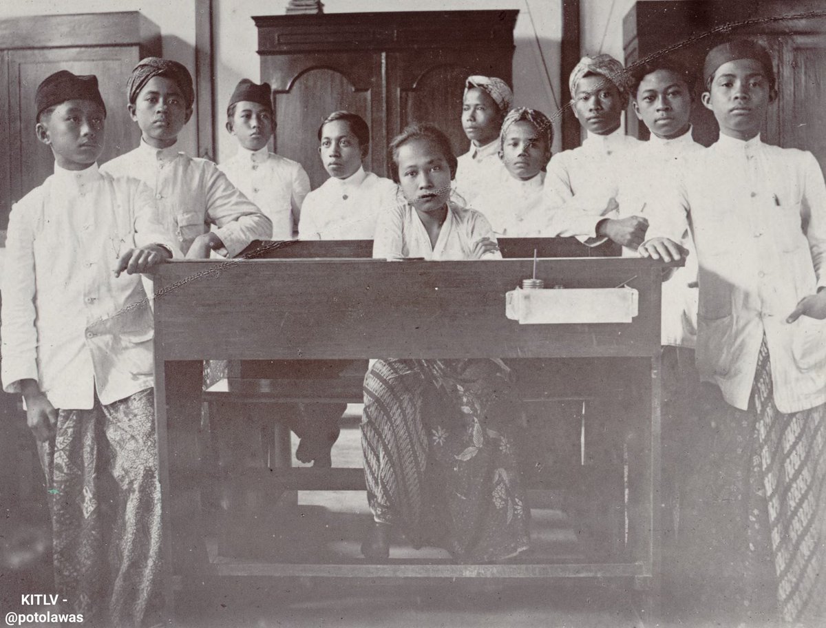 potolawas's tweet photo. Potret murid-murid sekolah di Kuningan dekat Cirebon, sekitar tahun 1916-1919.
•
📸: KITLV Sc: @potolawas
•
#potolawas #potolawaskuningan #kuningan #sekolah #muridsekolah #kuningancity #infokuningan #visitkuningan #explorekuningan #pesonakuningan #wisatakuningan #murid https://t.co/WFAe9CwcPL