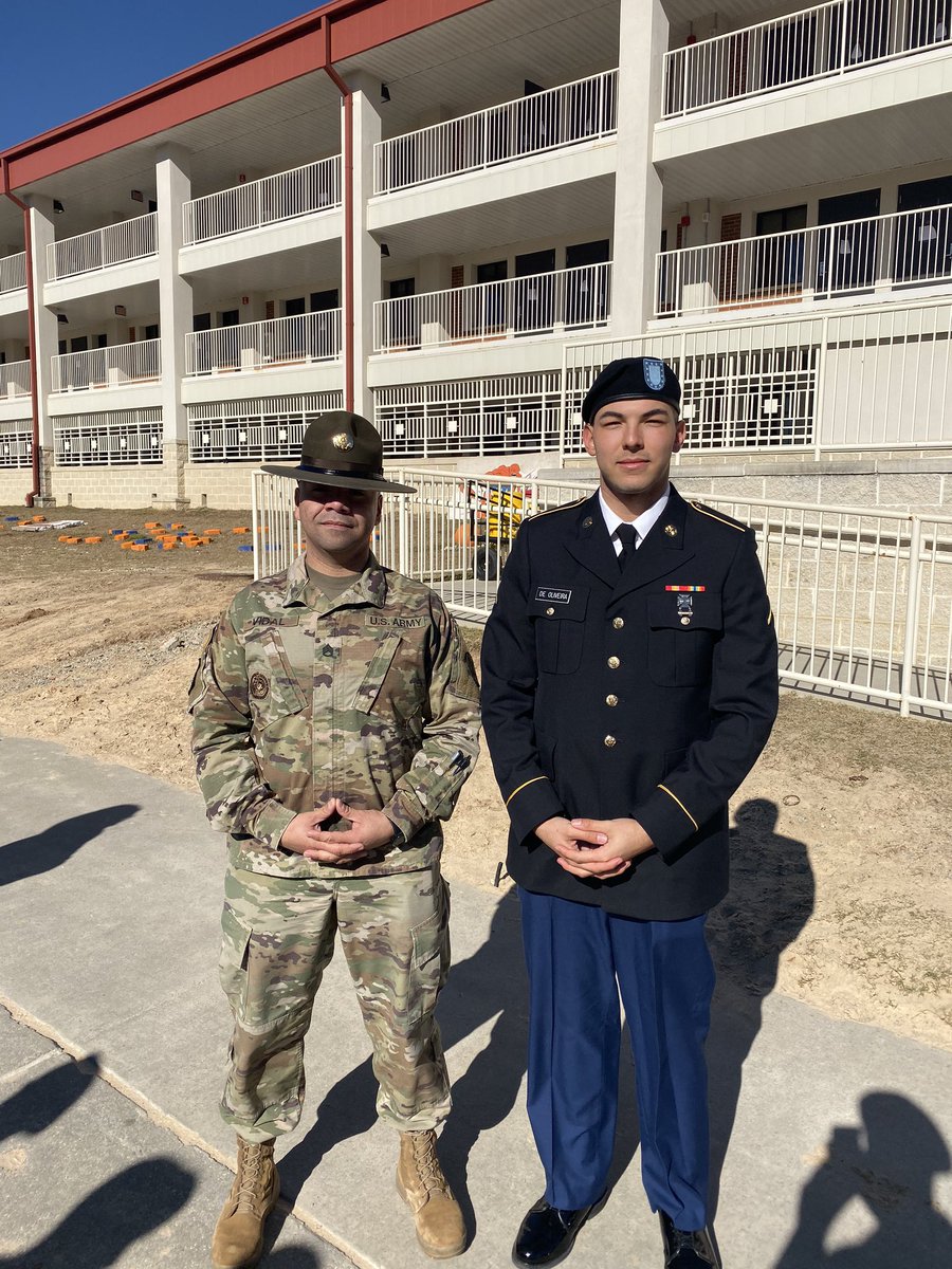 _raktor_'s tweet photo. Joined the army, lost 45 pounds, finished basic training and AIT and now im on my way to Korea for the next chapter https://t.co/Pmaf9UHKRd