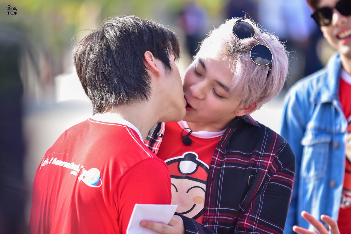 sbfivechile's tweet photo. 『22/12/19』
¿TeeBas? O ¿BasTee?🤯
cr. en las fotos.
#sbfive #TaoKaeNoiCambodia #taokaenoisbfive #bbasjtr #บาสเด็กอ้วนที่แท้จริง #TEeThanapon #อะไรอะไรก็ตี๋ #teebas #bastee https://t.co/NsyaSerFtZ