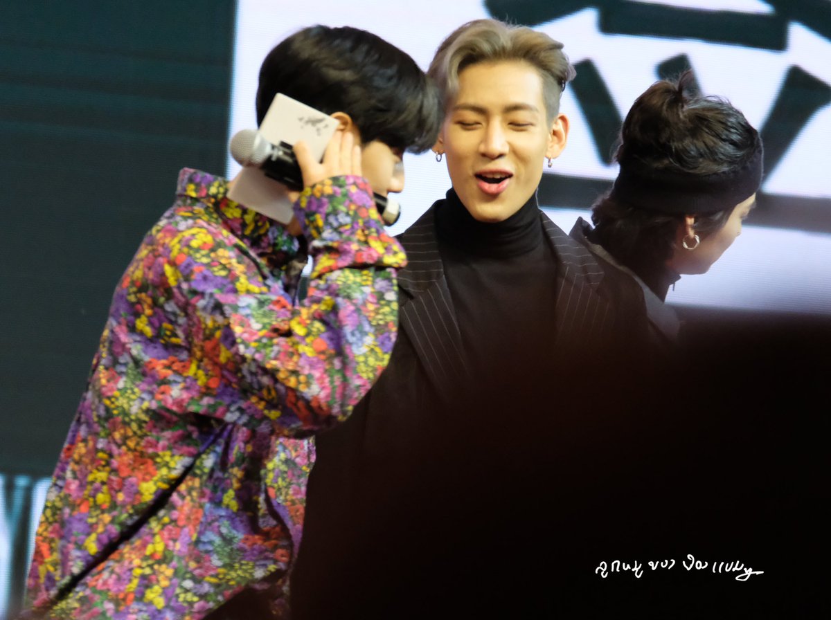 จำเป็นต้องอยู่ใกล้กันขนาดนี้เหรอหึๆๆๆออลืมไปว่าเป็นแฟนกัน(ต์)❤❤❤ #MTBB #MarkBam
#GOT7 
#갓세븐
<a href="/GOT7Official/">GOT7</a>