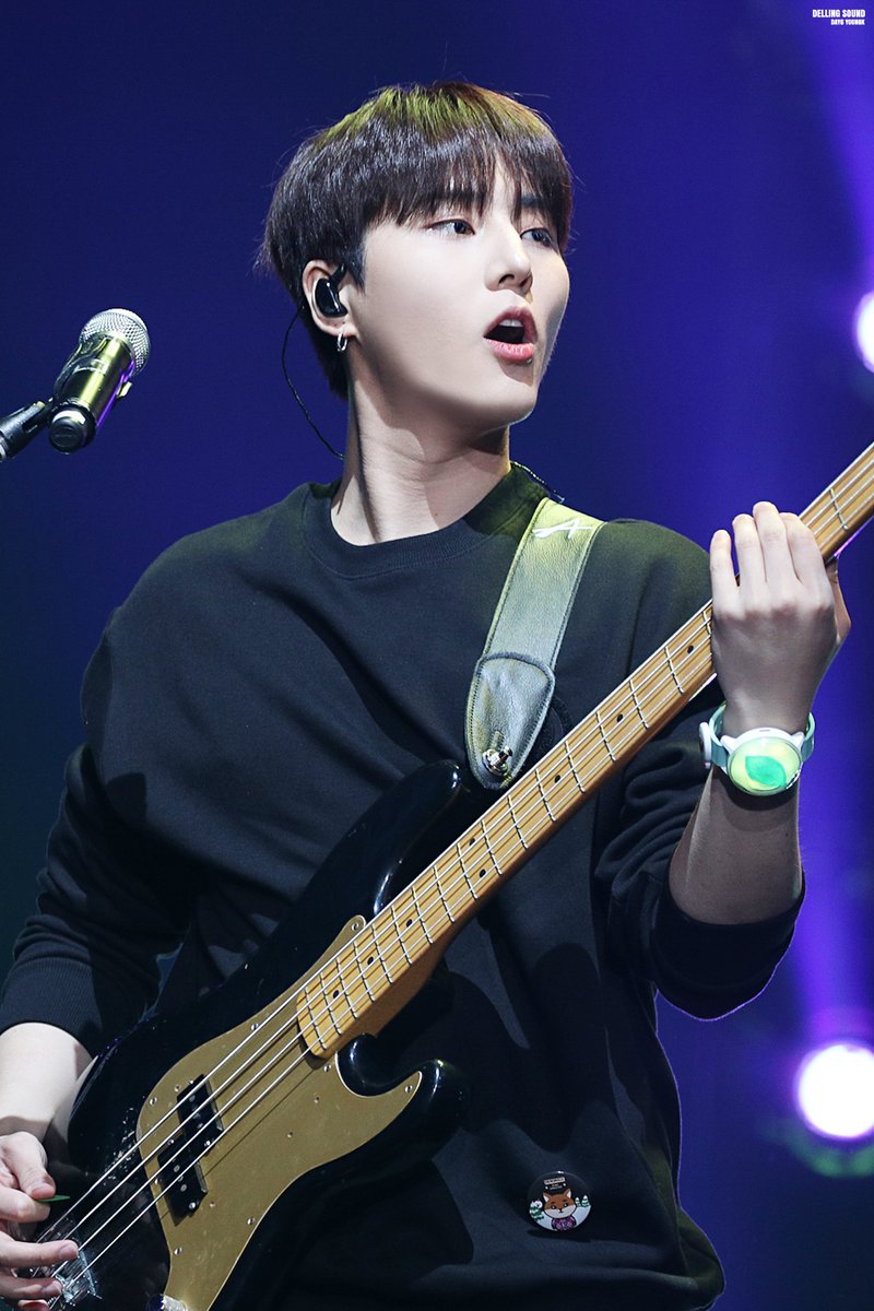 Delling_Sound6's tweet photo. 191220 The Present 
찐 20살인줄❗️
#DAY6 #데이식스 #영현 #영케이 #YoungK https://t.co/YEbrf2zFyU