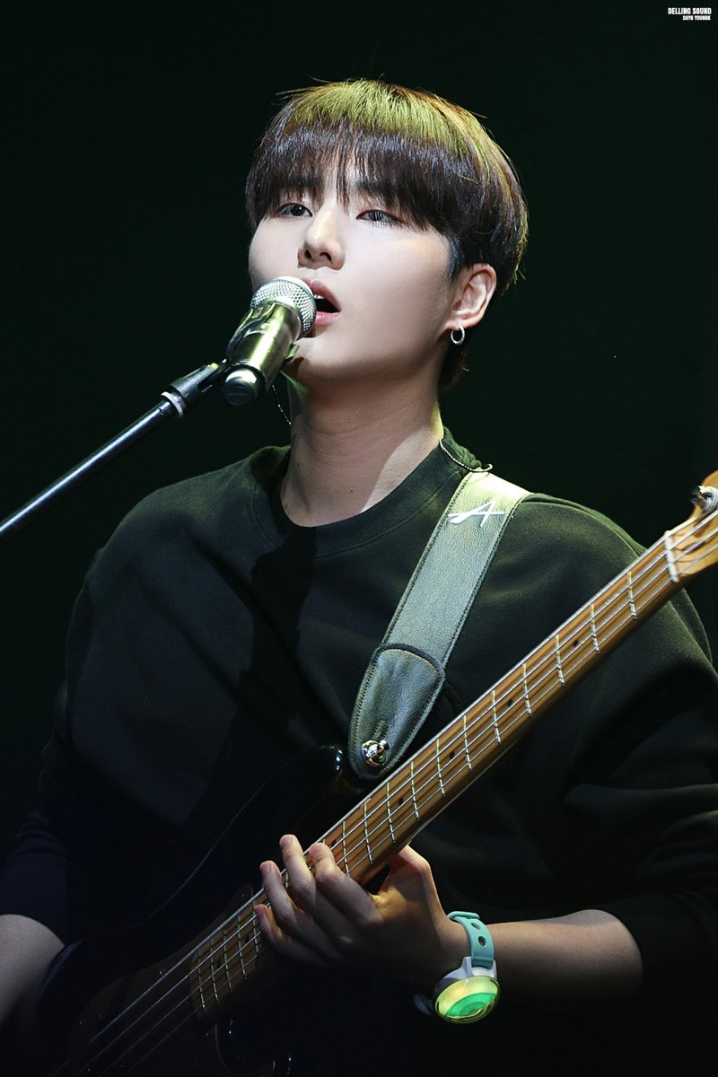 Delling_Sound6's tweet photo. 191220 The Present 
찐 20살인줄❗️
#DAY6 #데이식스 #영현 #영케이 #YoungK https://t.co/YEbrf2zFyU