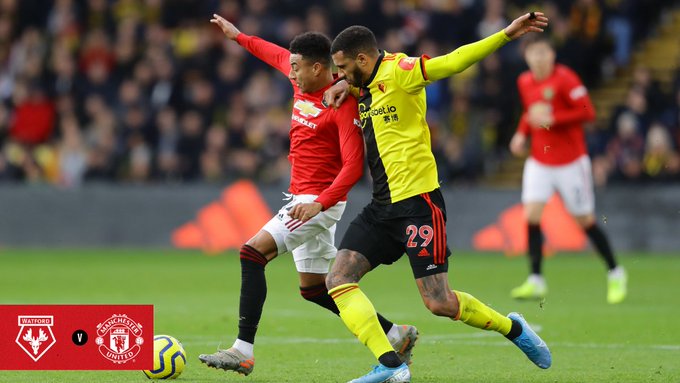 Gelandang Manchester United, Jesse Lingard (kiri) ditempel ketat oleh gelandang bertahan Watford. 