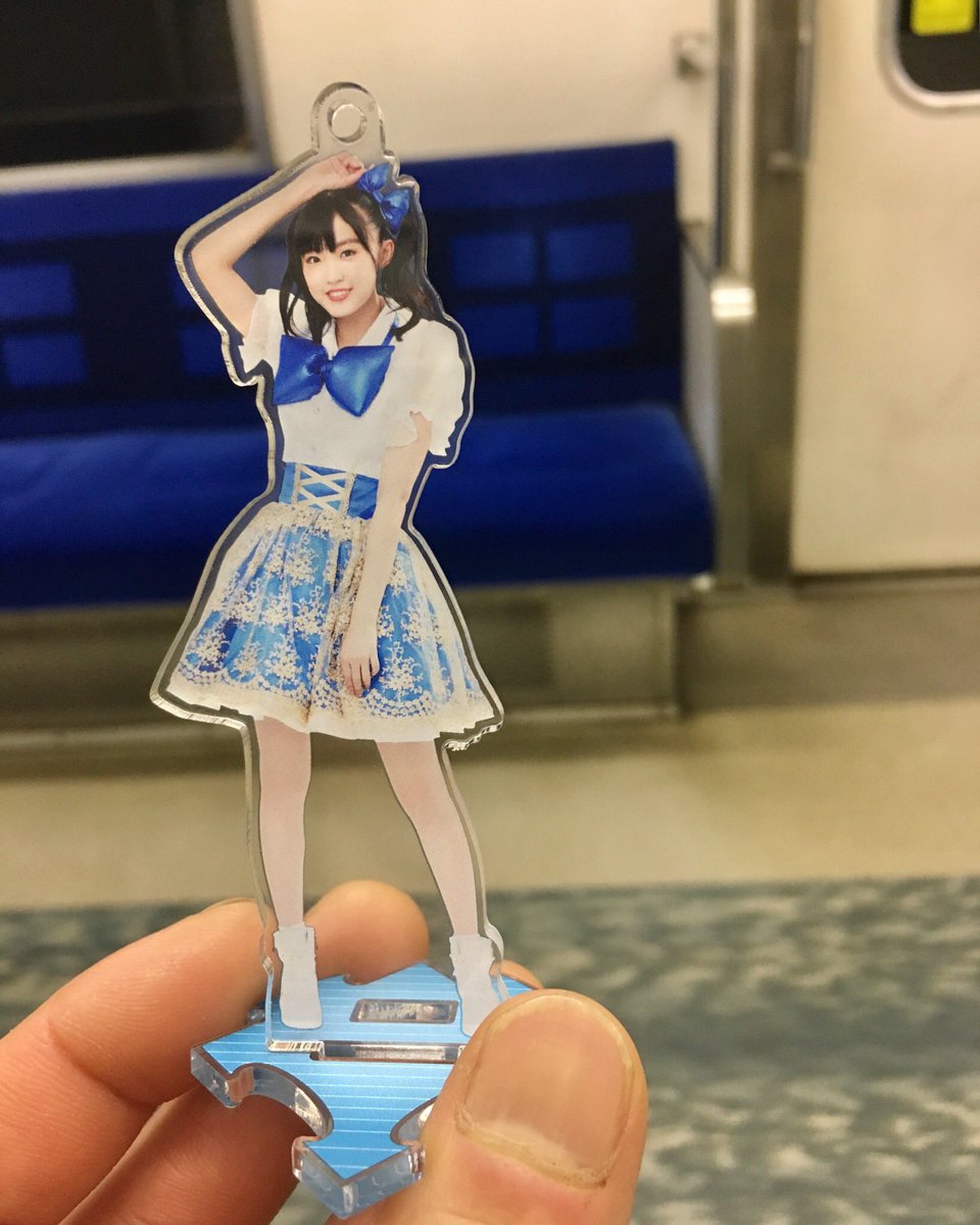 つるまい やっくん 地元名古屋で撮ってみたかった組み合わせ 周りに誰も居なかったから車内でも撮ってみた 青背景だとやっぱり映えるなぁ ｰ 春名真依 鶴舞線 虹家族鉄道部 まいまい写真館 つるまい写真館