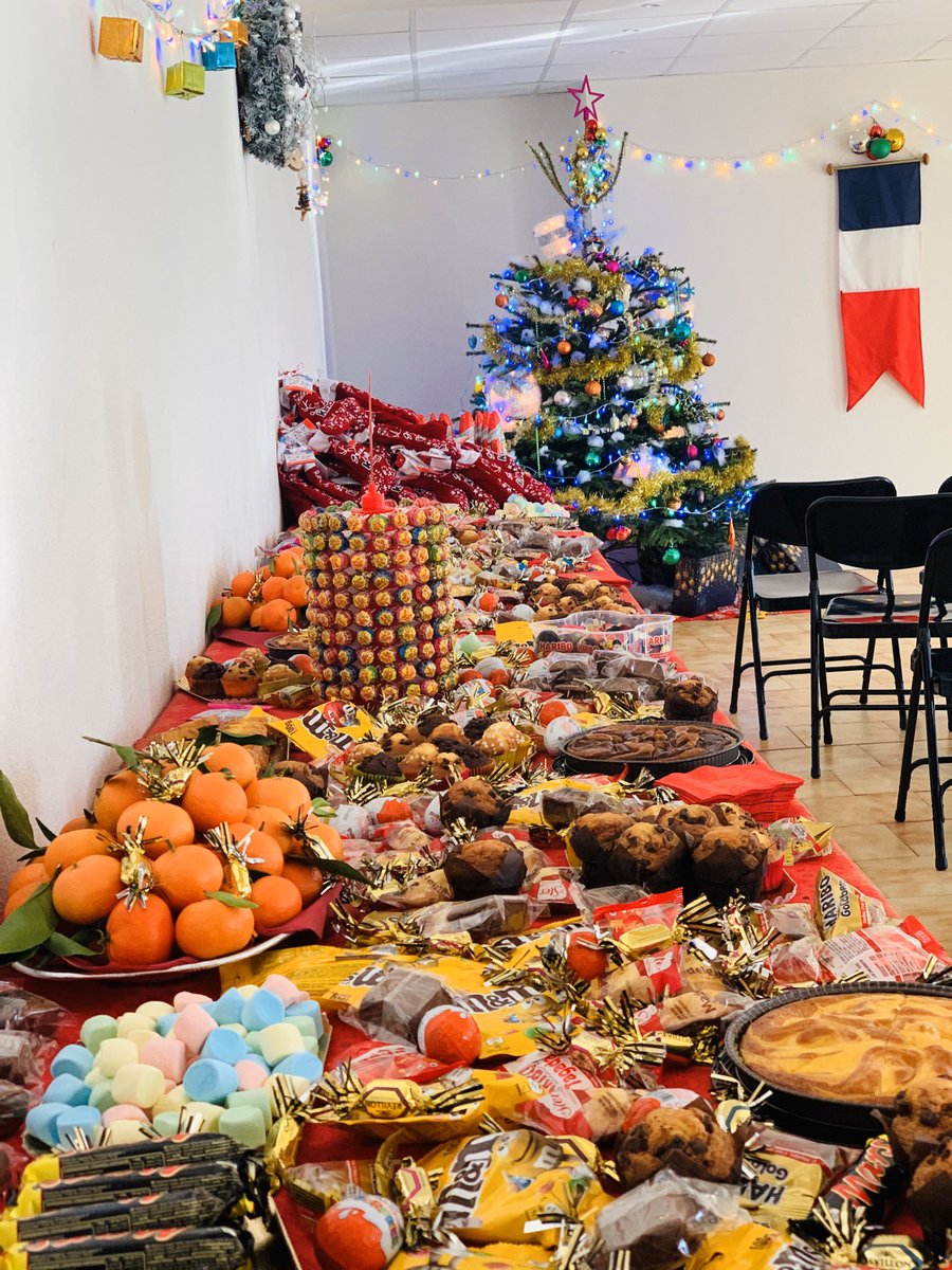 C_Dintorni's tweet photo. Fête de noël pour les enfants du village : goûter, maquillage, spectacle de marionnettes, magicien et cadeaux remis par le père noël en personne 🎅🏻 Un moment magique pour le plus grand plaisir des petits ... et des grands 😊🎄JOYEUSES FÊTES 🎄🎁 https://t.co/p9N9lR7js2