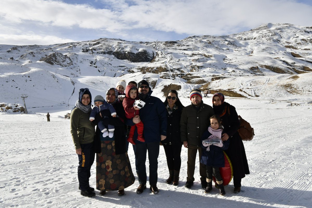 2-Vali/Belediye Başkan V. Sn <a href="/idrisakbiyik/">Dr. İdris AKBIYIK</a> ,Mergabütan kayak merkezindeki incelemelerinden sonra vatandaşlarımız ile sohbet etti. Vali/Belediye Başkan V.Sayın <a href="/idrisakbiyik/">Dr. İdris AKBIYIK</a> , yanına gelen çocuklar ile ilgilenip vatandaşlarımız ile hatıra fotoğrafı çektirdi.📸