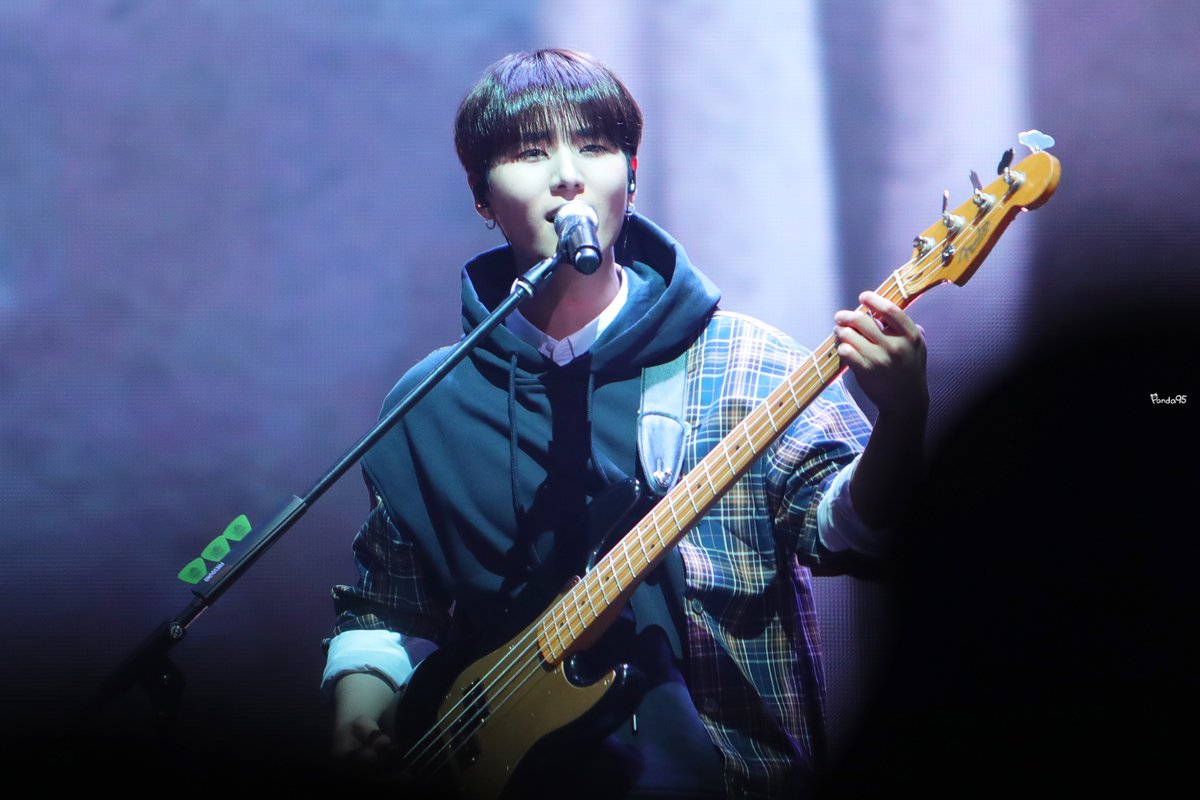 panda9593's tweet photo. 191220 The Present

#영케이 #영현 #강영현 #YoungK
#데이식스 #DAY6 https://t.co/RjTNX6lsBt