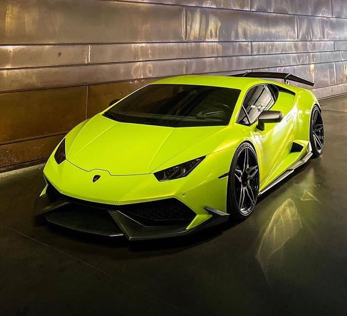 DailyLamboTM's tweet photo. This colour 😍 https://t.co/N2HaxLTltv