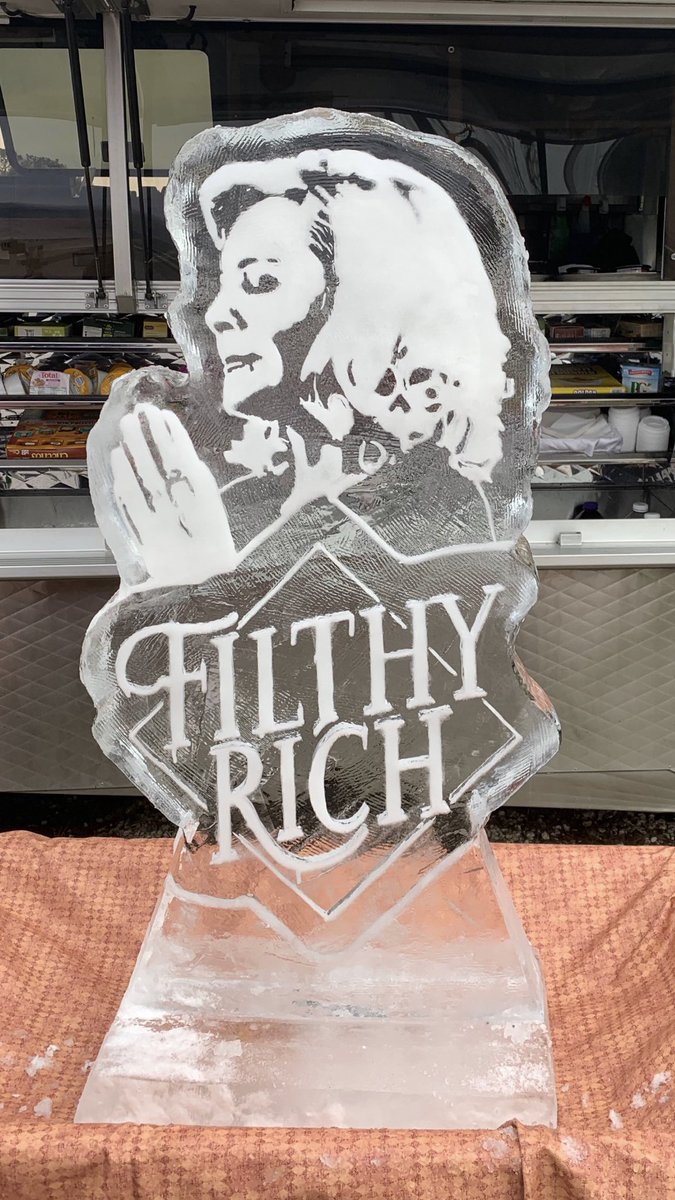 KimCattrall's tweet photo. Merry Christmas from all of us and catering on! Love you guys! @FilthyRichFOX @ImaginEntertain @RealRonHoward https://t.co/OCrcrbQCe3