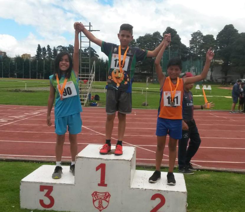 DeporteEc's tweet photo. Beneficiarios del proyecto #EscuelasDeportivasEc en la disciplina de atletismo de Cayambe, Quito y Mejía, junto a instructores de la Coordinación @Deporte_CZ2 participan en el "Festival Salud y Vida" que se realiza en la pista Los Chasquis, en Pichincha. https://t.co/cVdxmCjp8e