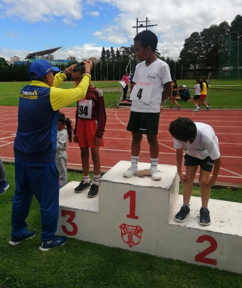 DeporteEc's tweet photo. Beneficiarios del proyecto #EscuelasDeportivasEc en la disciplina de atletismo de Cayambe, Quito y Mejía, junto a instructores de la Coordinación @Deporte_CZ2 participan en el "Festival Salud y Vida" que se realiza en la pista Los Chasquis, en Pichincha. https://t.co/cVdxmCjp8e