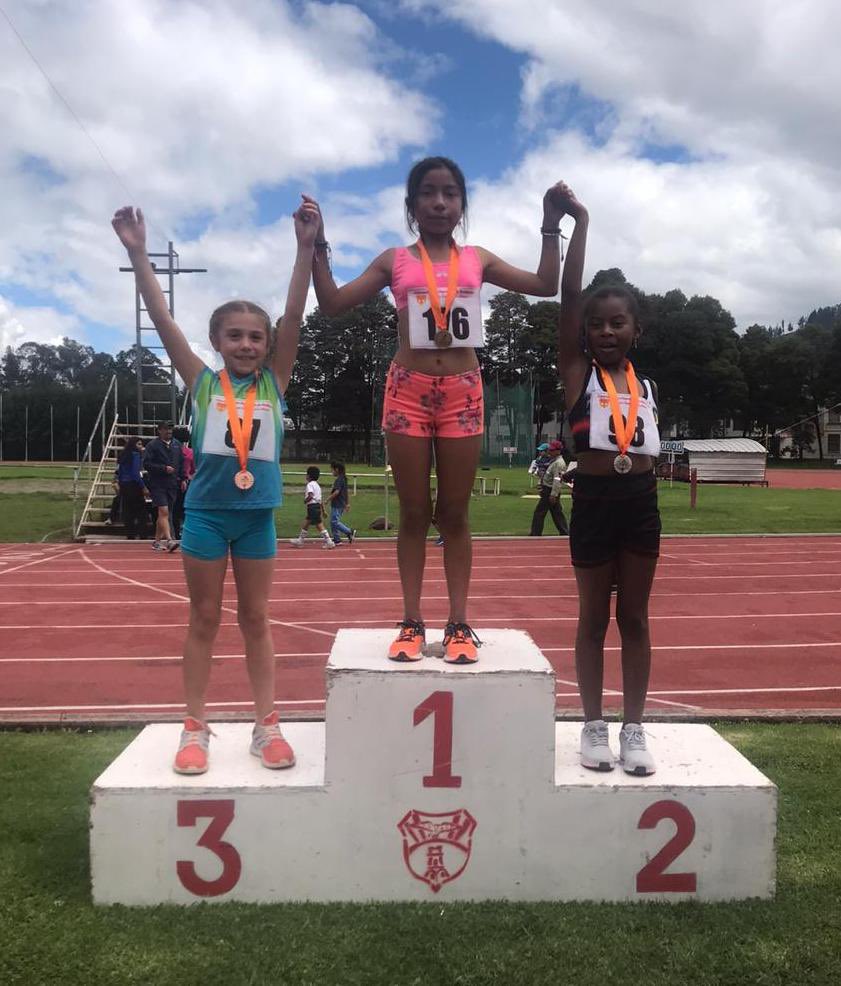 DeporteEc's tweet photo. Beneficiarios del proyecto #EscuelasDeportivasEc en la disciplina de atletismo de Cayambe, Quito y Mejía, junto a instructores de la Coordinación @Deporte_CZ2 participan en el "Festival Salud y Vida" que se realiza en la pista Los Chasquis, en Pichincha. https://t.co/cVdxmCjp8e