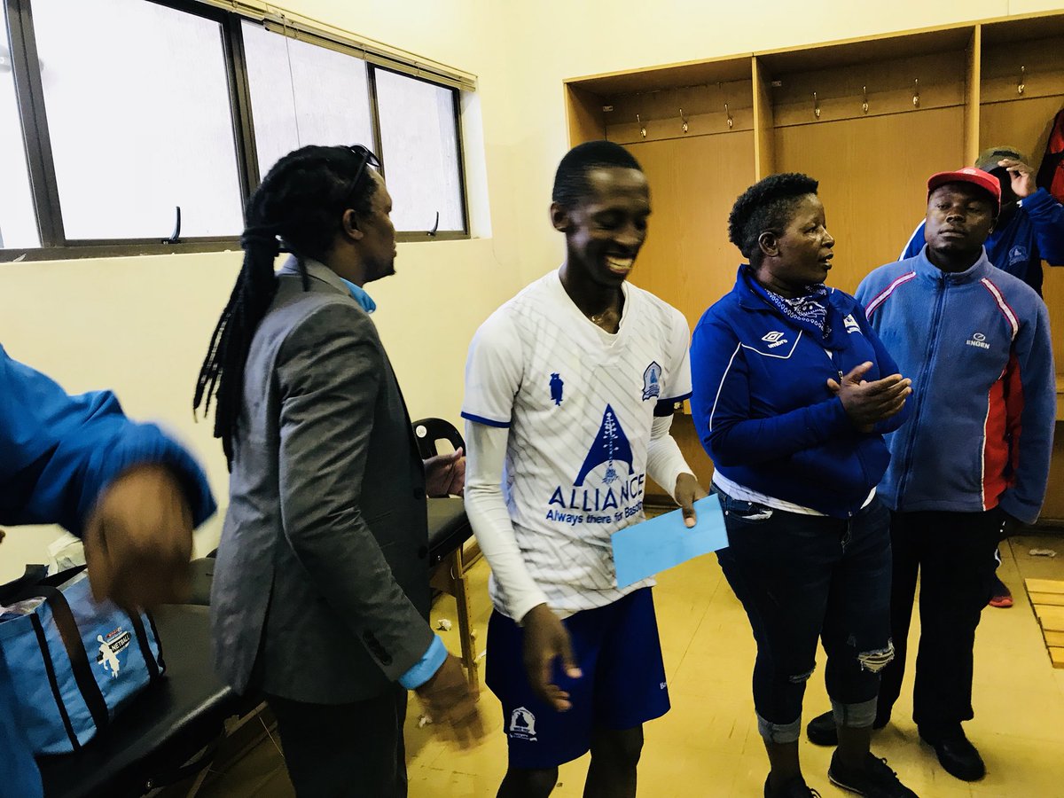 PMRadioFM's tweet photo. MAN OF THE MATCH
Matlama FC captain Phafa Tsosane 

Mokhethoa No. 31 and #PMRadioFM blessed the man of the match with M500.00

#MatlamaFCvsLioliFC #PMRSports https://t.co/ntJzDSibtM