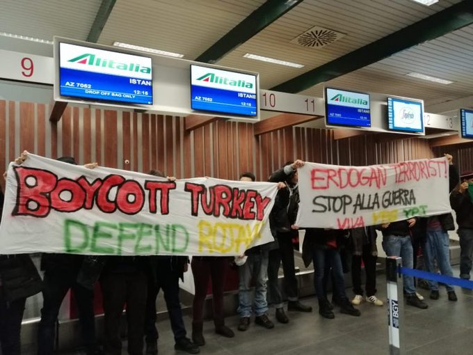 RISEUP4R0JAVA's tweet photo. Bergamo'daki Orio al Serio havaalanında #Pegasus havayolu ablukaya alındı!
#Rojava devriminin savunması için uluslararası kampanya #riseup4rojava eylemcileri dün bilet kontuarlarını engelledi!
#Erdogan'ı desteklemeyi bırak!
#Türkiye'ye uçuş yok!
#RojavaKazanacak https://t.co/n0bhHAu1fy